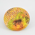 Capsule-abeille-fleur-jaune-scaled.jpg